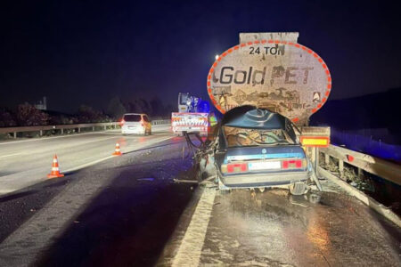 3 Menschen starben in einem Auto, das in Osmaniye von hinten einen Tanker erfasste