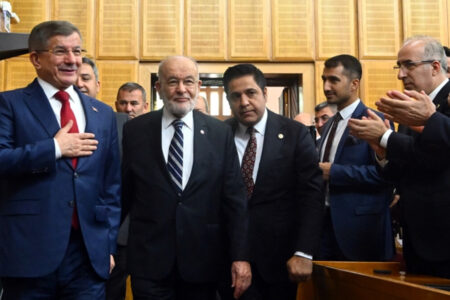 Ahmet Davutoğlu sprach bei der gemeinsamen Gruppensitzung 30 Minuten lang mit Temel Karamollaoğlu