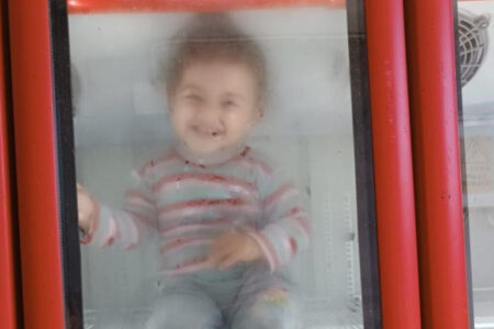 Als das Thermometer in Adana 48 Grad anzeigte, kühlte er sich ab, indem er in den Kühlschrank ging.