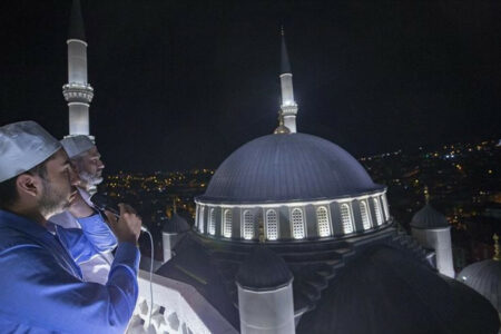 Am 7. Jahrestag des 15. Juli wird in allen Moscheen die Salah gelesen.