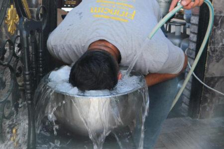 Bäcker in Adana kühlen sich ab, indem sie ihren Kopf in Eiswasser tauchen