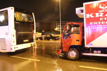Bei dem Unfall, bei dem der Pickup mit dem Bus in Samsun zusammenfuhr, wurde eine Person verletzt