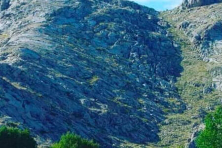 Chronist hat geschrieben!  Atatürks Silhouette spiegelt sich auf dem Berg in Ardahan