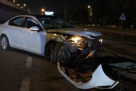 Das Auto, das in Kocaeli gegen die Leitplanken prallte, blieb mitten auf der Straße stehen: 1 Verletzter