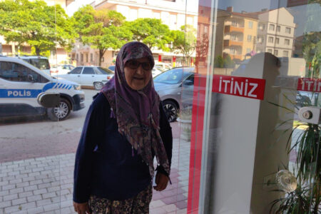 Das Geld wurde der Frau übergeben, die ihr durch die Feldarbeit in Bursa verdientes Geld verloren hatte