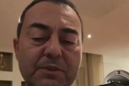 Das Gesicht von Serdar Ortaç ist geschwollen