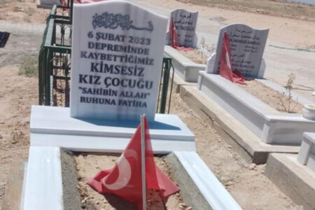 Das Grab des Waisenkindes, das beim Erdbeben in Kahramanmaraş ums Leben kam, wurde errichtet.