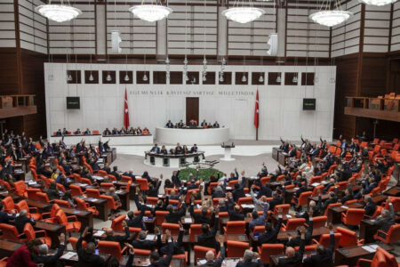 Das Massaker von Srebrenica wurde in einer gemeinsamen Erklärung in der Großen Nationalversammlung der Türkei verurteilt
