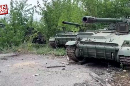 Das russische Verteidigungsministerium teilte Bilder von Wagner-Geschützen und -Panzern, die an die Armee geliefert wurden