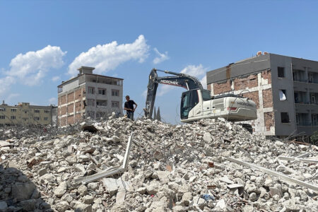 Der Abriss schwer beschädigter Gebäude geht in Hatay weiter