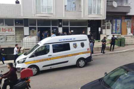 Der Angeklagte, der seinen Rivalen in Kocaeli getötet hatte, erschien vor dem Richter