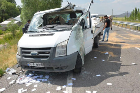 Der LKW mit einem platten Reifen überschlug sich in Ağrı: 2 Verletzte
