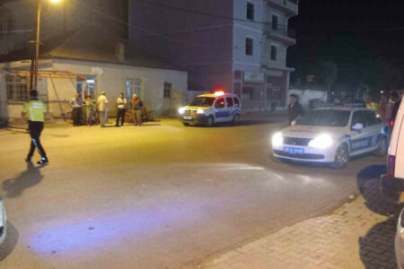 Der Motorradkurier, der in Konya mit einem Auto kollidierte, wurde ins Krankenhaus eingeliefert