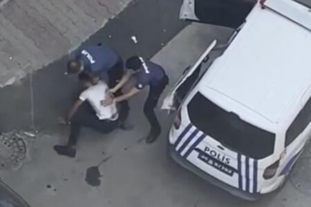 Der Verdächtige, der in Istanbul vor der Polizei geflohen war, versuchte, ihn zu schlagen, als er gefasst wurde