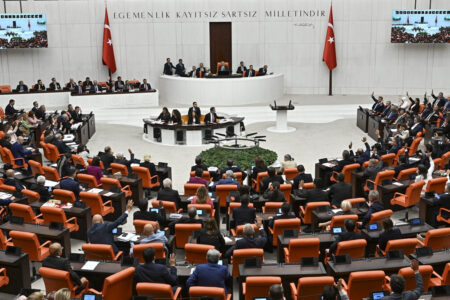 Der Vorschlag mit neuen Regelungen im Wirtschaftsbereich wurde in der Großen Türkischen Nationalversammlung angenommen.
