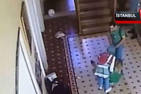 Die Dame, die die Polizeistation aufgebaut hat, ist vor der Kamera