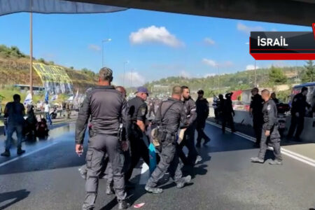Die Regierung von Netanyahu in einer Gegengruppe sperrt die Autobahn Tel Aviv-Jerusalem