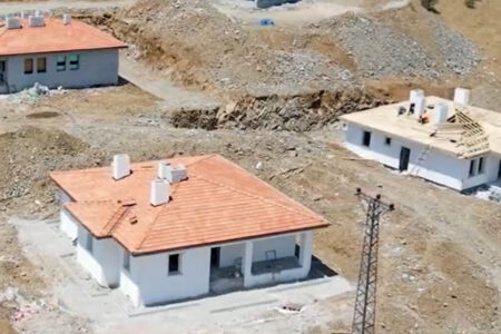 Die Wunden werden geheilt!  In drei Dörfern von Kahramanmaraş werden 92 Wohnhäuser gebaut, die der lokalen Architektur entsprechen