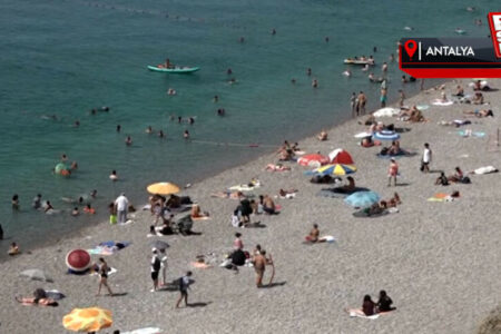 Diejenigen, die vom heißen Wetter in Antalya überwältigt waren, atmeten am Ufer ein
