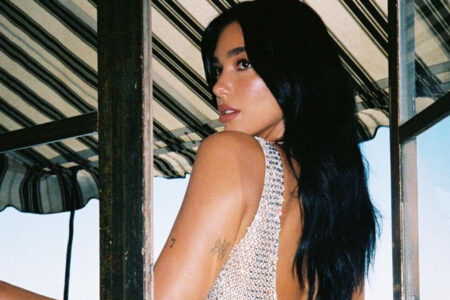 Dua Lipa trug von Kopf bis Fuß Netzstrümpfe, sie konnte den Blick nicht von den Details lassen!  „Sie sind in unseren Gebeten“