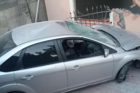 Ein Auto, das in Kocaeli in den Garten flog, sorgte für Schrecken: 2 Verletzte