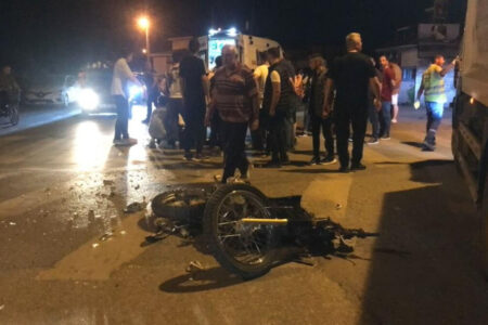 Ein Verkehrsfreak, der in Sakarya unterwegs war, tötete einen Motorradfahrer