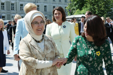Emine Erdoğan nahm mit den Ehegatten des Präsidenten am „Begegnungsprogramm mit ukrainischen Kindern, Frauen und Jugendlichen“ teil