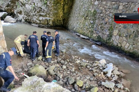 Er hielt die Leiche, die er im Bach in Bursa sah, für ein Modell: Er informierte die Polizei