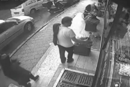 Er stahl die Brieftasche, die er angeblich auf der Polizeiwache in Üsküdar zurücklassen wollte