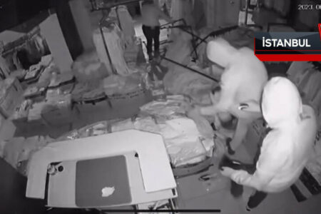 Gefangen, nachdem er bei einem Diebstahl in Istanbul seine Brieftasche fallen ließ