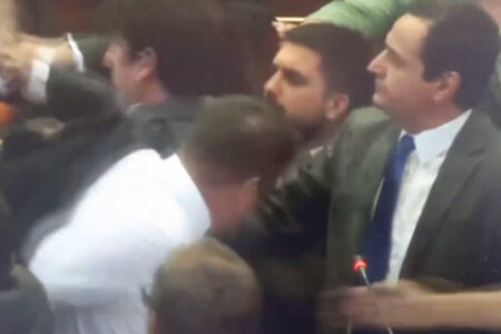 Im Kosovo-Parlament kam es zu Zusammenstößen zwischen Regierungs- und Oppositionsabgeordneten