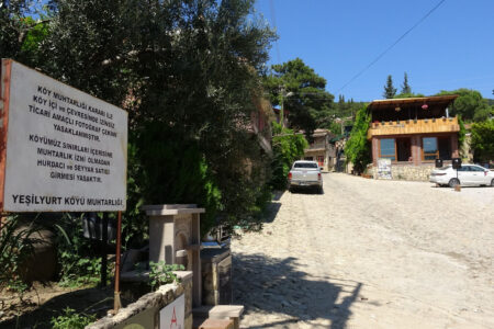 Im Yeşilyurt-Dorf Çanakkale können nur Touristen kostenlos Fotos machen.