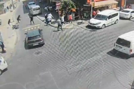 In Beyoğlu stürzte sich die Polizei auf die Räuber, die mit einem Motorrad flüchteten