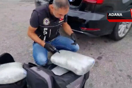 In dem von der Polizei sichergestellten Fahrzeug wurden 20 Kilo Drogen gefunden, ein Verdächtiger wurde festgenommen