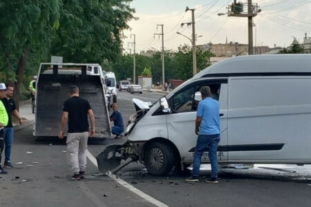 In Diyarbakır kollidierten zwei Kleinbusse frontal: 8 wurden verletzt
