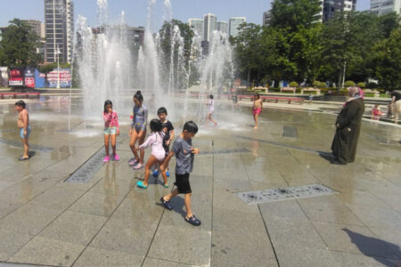 In Kadıköy vergnügten sich die Kinder mit Springbrunnen, um sich in der Hitze abzukühlen
