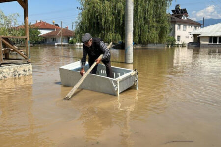 Kajak aus dem Kühlschrank gegen Hochwasser in Düzce