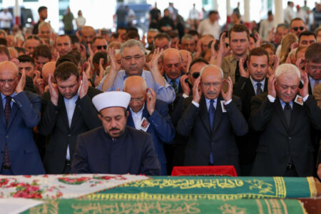 Kemal Kılıçdaroğlu nahm an der Beerdigung von Tuncay Özkans Mutter teil