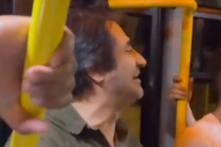 Mahsun Kırmızıgül sang im Kleinbus Musik