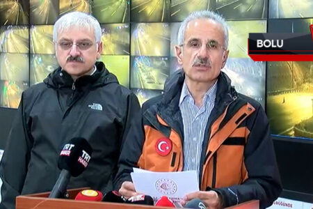 Minister für Verkehr und Infrastruktur Abdulkadir Uraloğlu: 14 wegen Überschwemmungen gesperrte Straßen wurden geöffnet, an sieben davon laufen die Arbeiten weiter