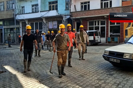 Nach der Überschwemmung in Zonguldak beteiligten sich auch Bergleute an den Reinigungsarbeiten.