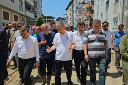 Nach der Überschwemmung in Zonguldak leitete Ali Yerlikaya eine Untersuchung ein