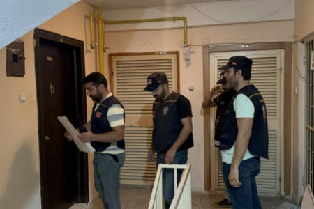 Operation gegen Migrantenschmuggler in fünf Provinzen mit Sitz in Mersin