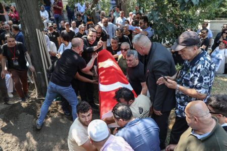 Özkan Uğur wurde nach der Derwisch-Methode begraben