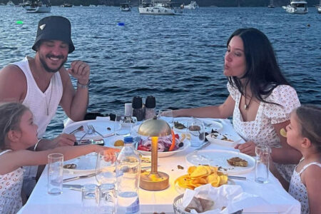 Pelin Akil mit ihrer Familie auf dem Boot