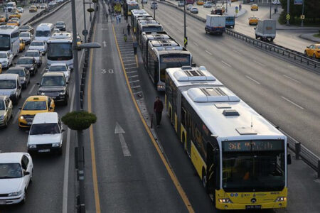 Rauch stieg aus dem Metrobus auf, der in Istanbul unterwegs war