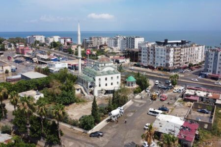 Sturm stürzte Minarett in Mersin um: 2 Verletzte