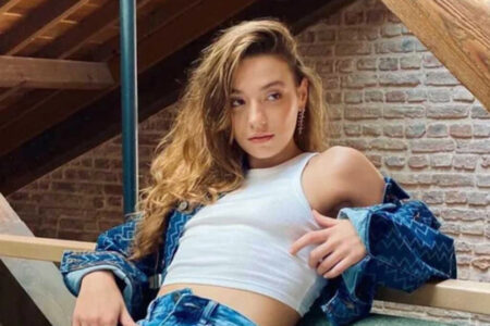 Sümeyye Aydoğan erschütterte die sozialen Medien mit ihren Pool-Posen in kleinen Röcken: „Umwerfende Schönheit“