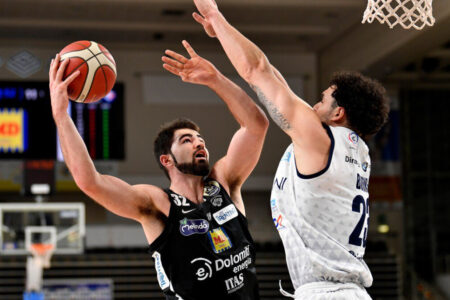 TOFAŞ hat Luke Maye zu seinem Team hinzugefügt