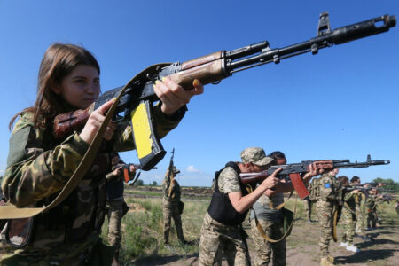 Ukrainische Soldatinnen führten eine Übung durch